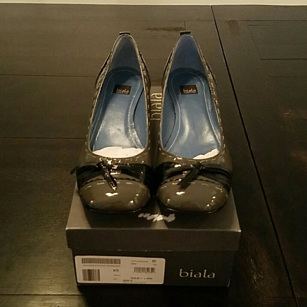 Biala Olive Patent Round-Toe Bow Heels